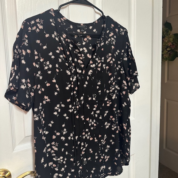 Ann Taylor Medium V Neck Short Sleeve Black Blouse with Floral Detail - Picture 1 of 4